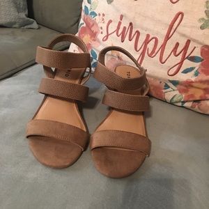 Brown/Tan Elastic Strap Wedges🤎